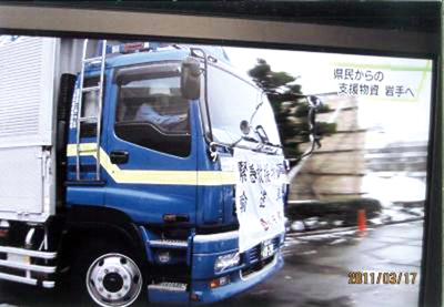 緊急物資を輸送する弊社トラックがテレビで放映されました。